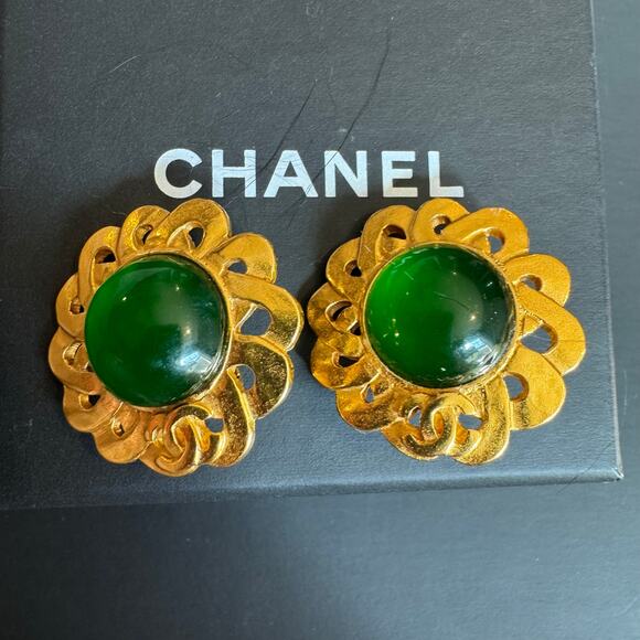 Chanel Vintage Green Gripoix Camellia Flower Clip On Earrings 97P Gold Plated - Picture 5 of 6